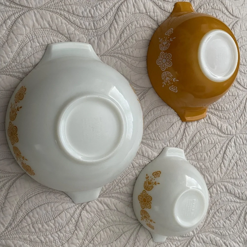 Pyrex/Vintage Set of‎ 3/Gold Butterfly Nesting Mixing Bowls, 1972-1978